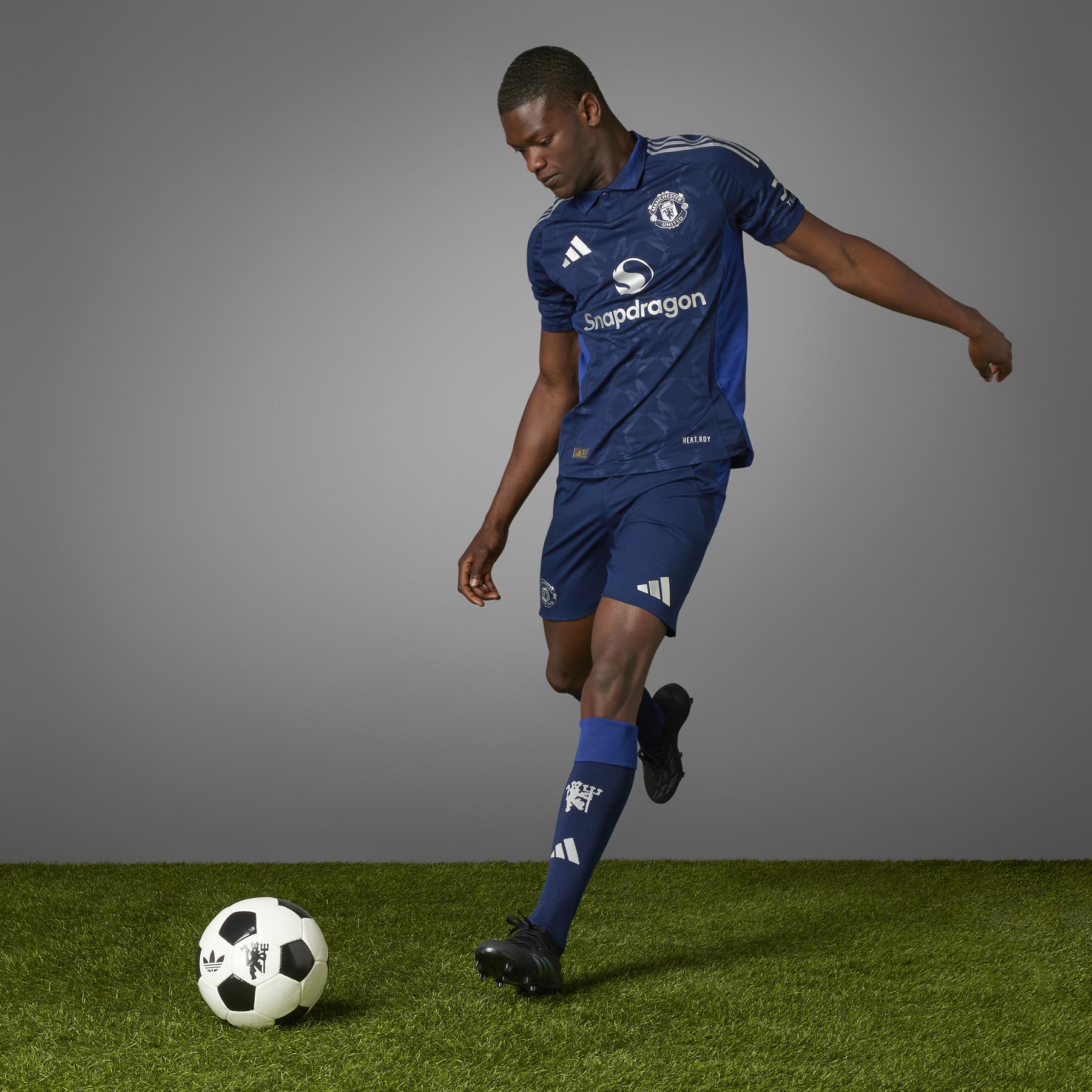 product/a/d/adidas_iu1391_16_apparel_photography_heromrktng_view_7.jpg