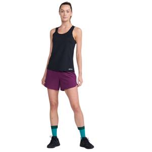 wr6928a-blk-srf-damski-aerodynamiczny-tank-top-2xu-aero-czarny-srebrny-odblaskowy