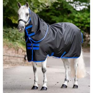aarqg1-kdd0-48-derka-dla-kucykow-zewnetrzna-horseware-amigo-ripstop-900d-plus-50g-czarny-klasyczny-niebieski